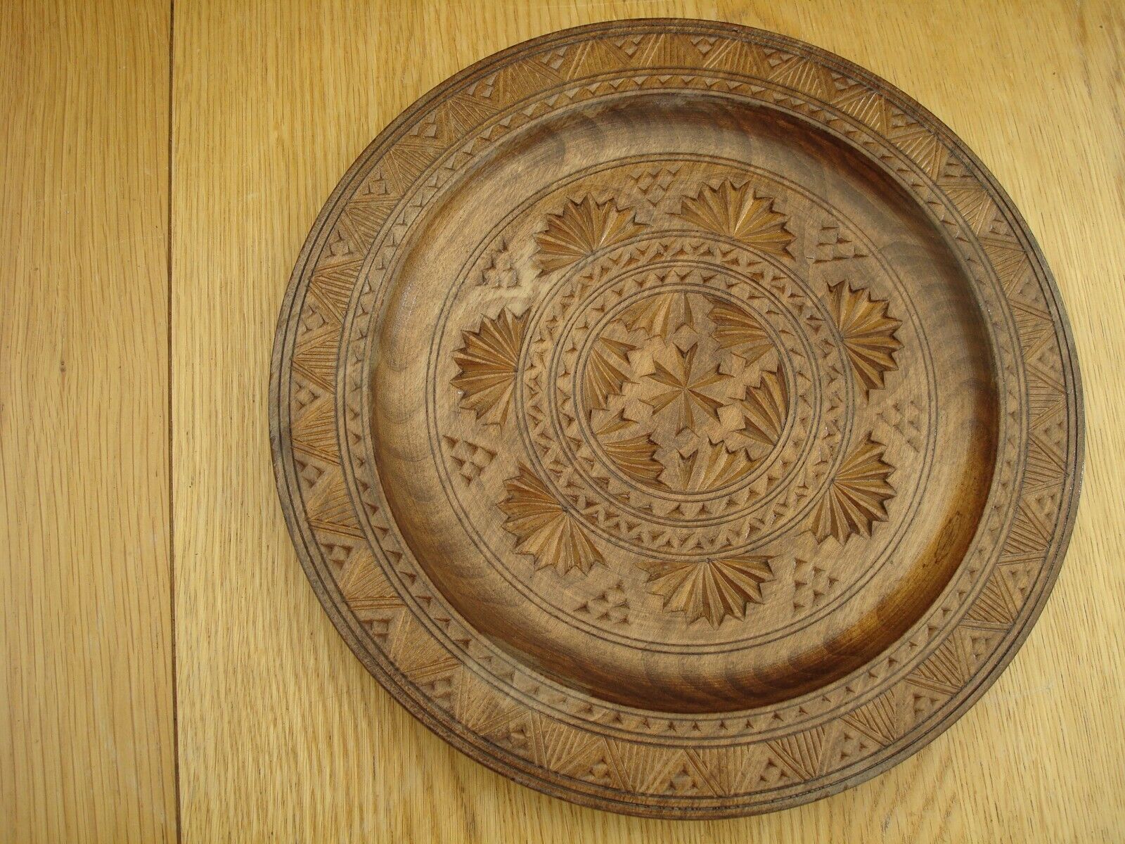 VINTAGE WOODEN CARVED WALL PLAQUE DISH WITH GEOMETRIC DESIGN 10\