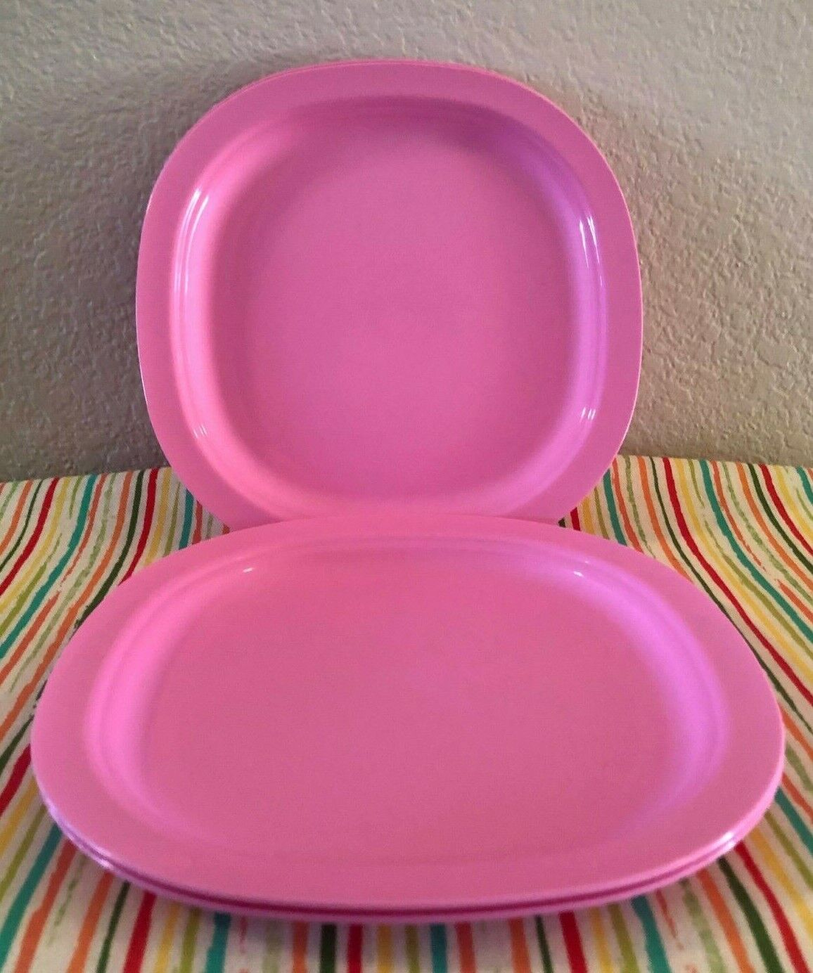 Tupperware Microwave Reheatable Luncheon Plates 9 1/2” Pink Set of 4 New