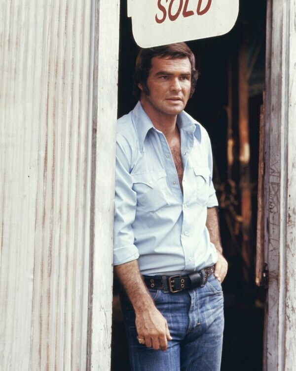 Burt Reynolds in jeans & blue shirt 1973 White Lightening 24x36 Poster