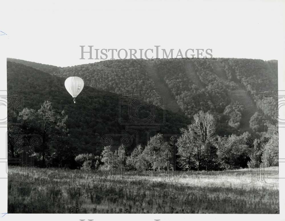 1990 Press Photo Hot Air Balloon flies over Mountains - sra00779