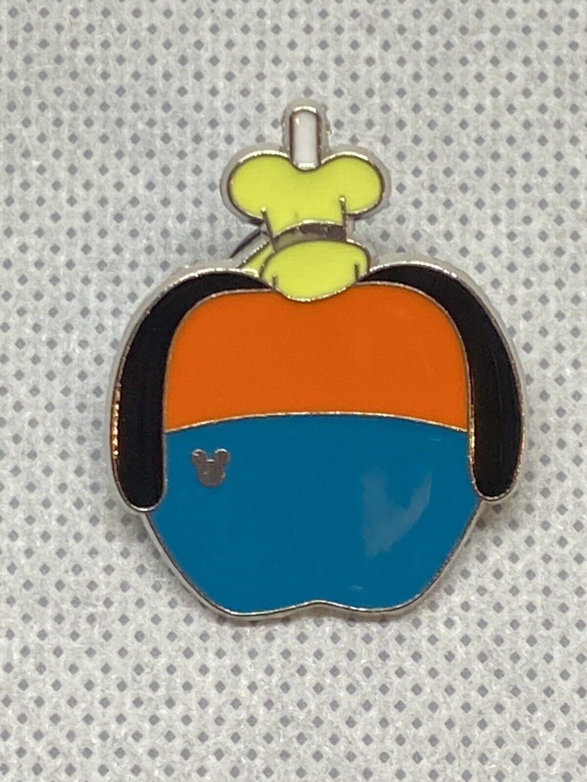 Disney Trading Pin - Goofy Character Apple