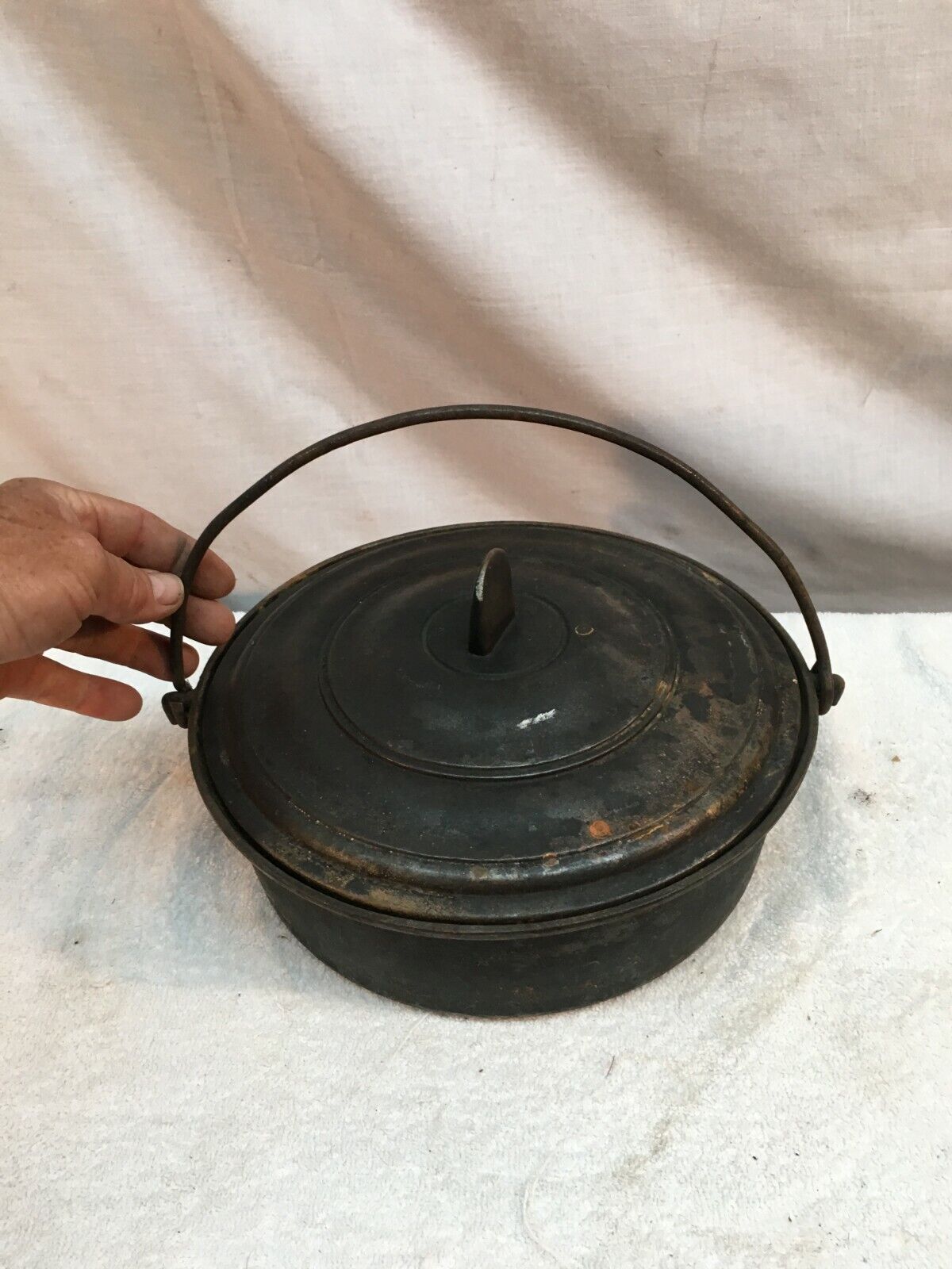 Antique   Dutch Oven  with Lid Gate Mark On Bottom 