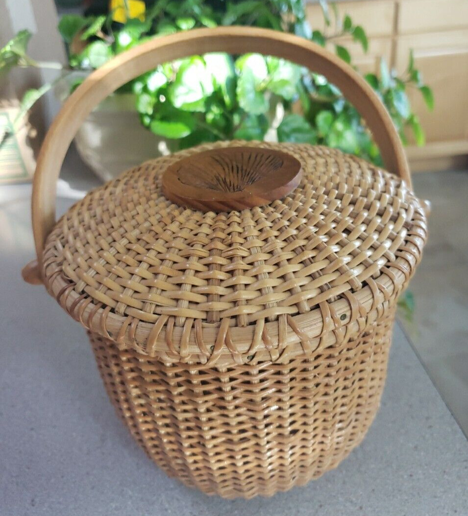Edisto Island Nantucket Style Basket / Carved Wood Sea Shell Lid & Swing Handle