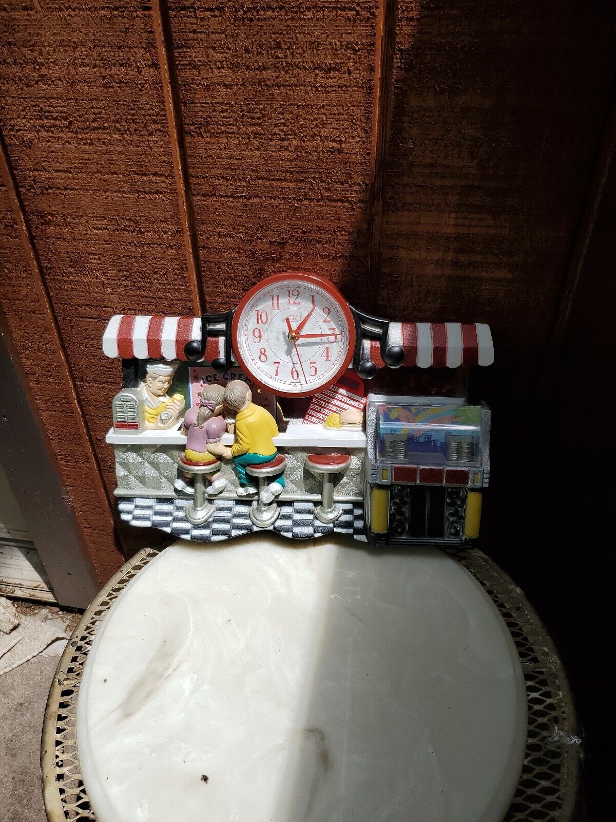 Eleco Nostalgic Diner 50s Musical Jukebox Ice Cream Parlor Clock 3d