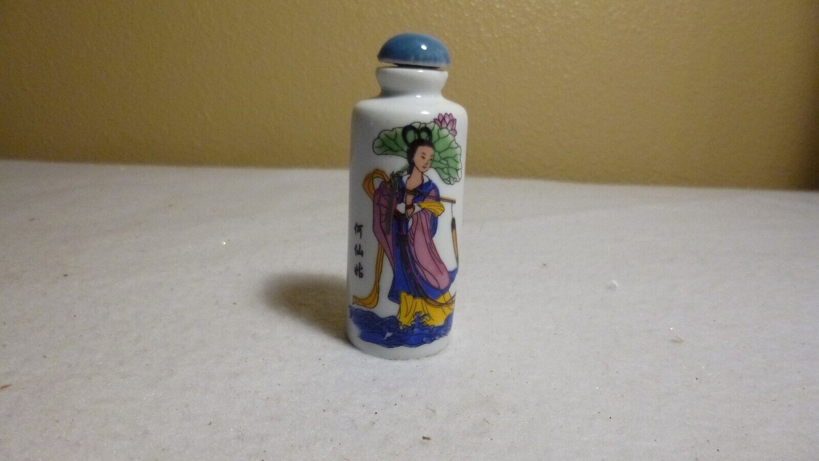 Snuff Bottle - Chinese Hand painted Colorful Porcelain Woman - MINT