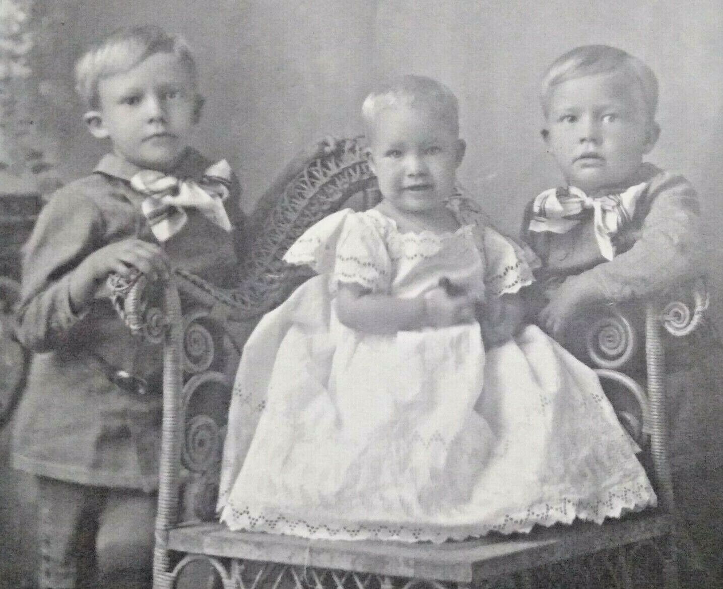 1890s Three Adorable Blonde Children Baby Girl Boys Brothers Cabinet Photo