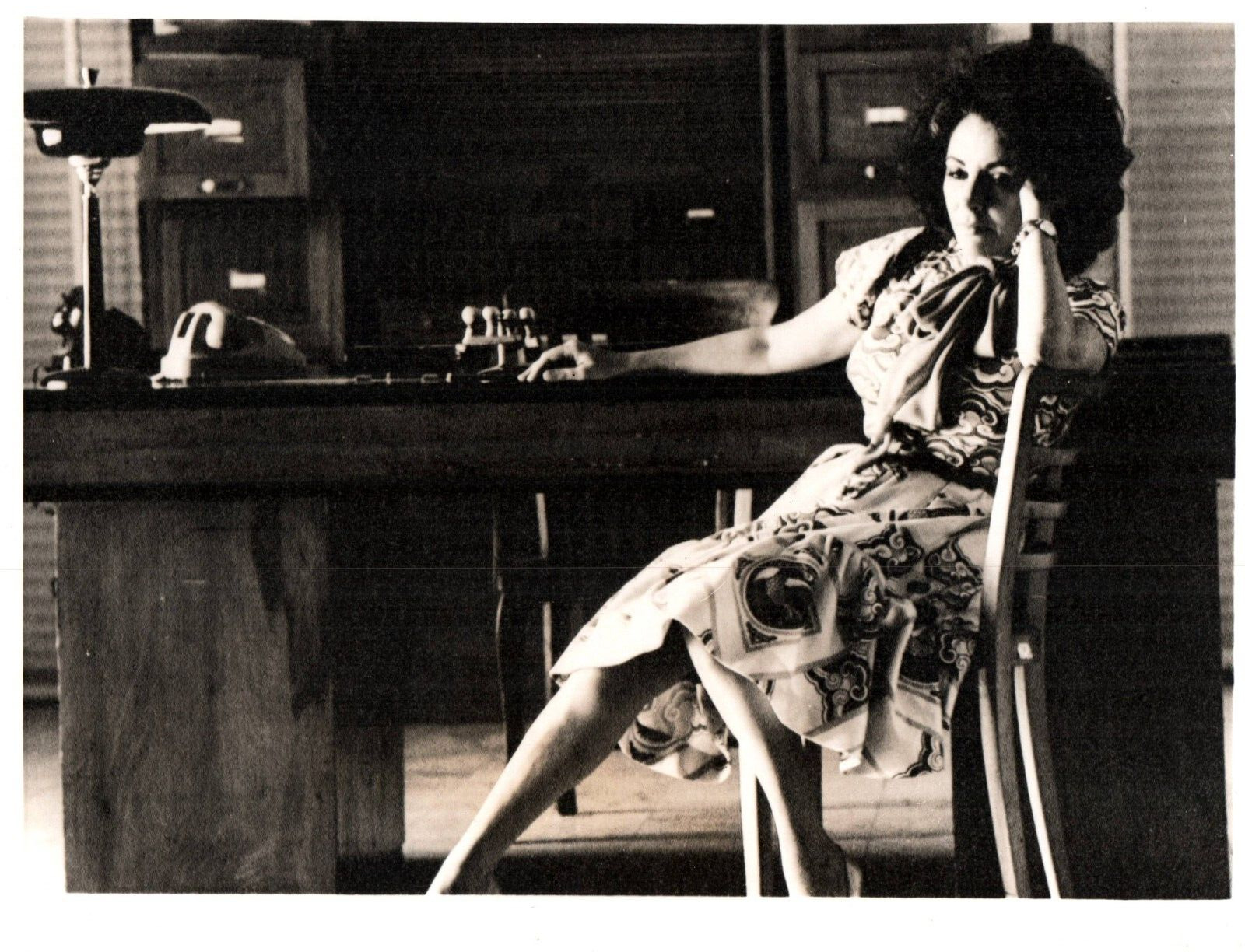 HOLLYWOOD BEAUTY ELIZABETH TAYLOR STYLISH POSE STUNNING PORTRAIT 1960s Photo C35