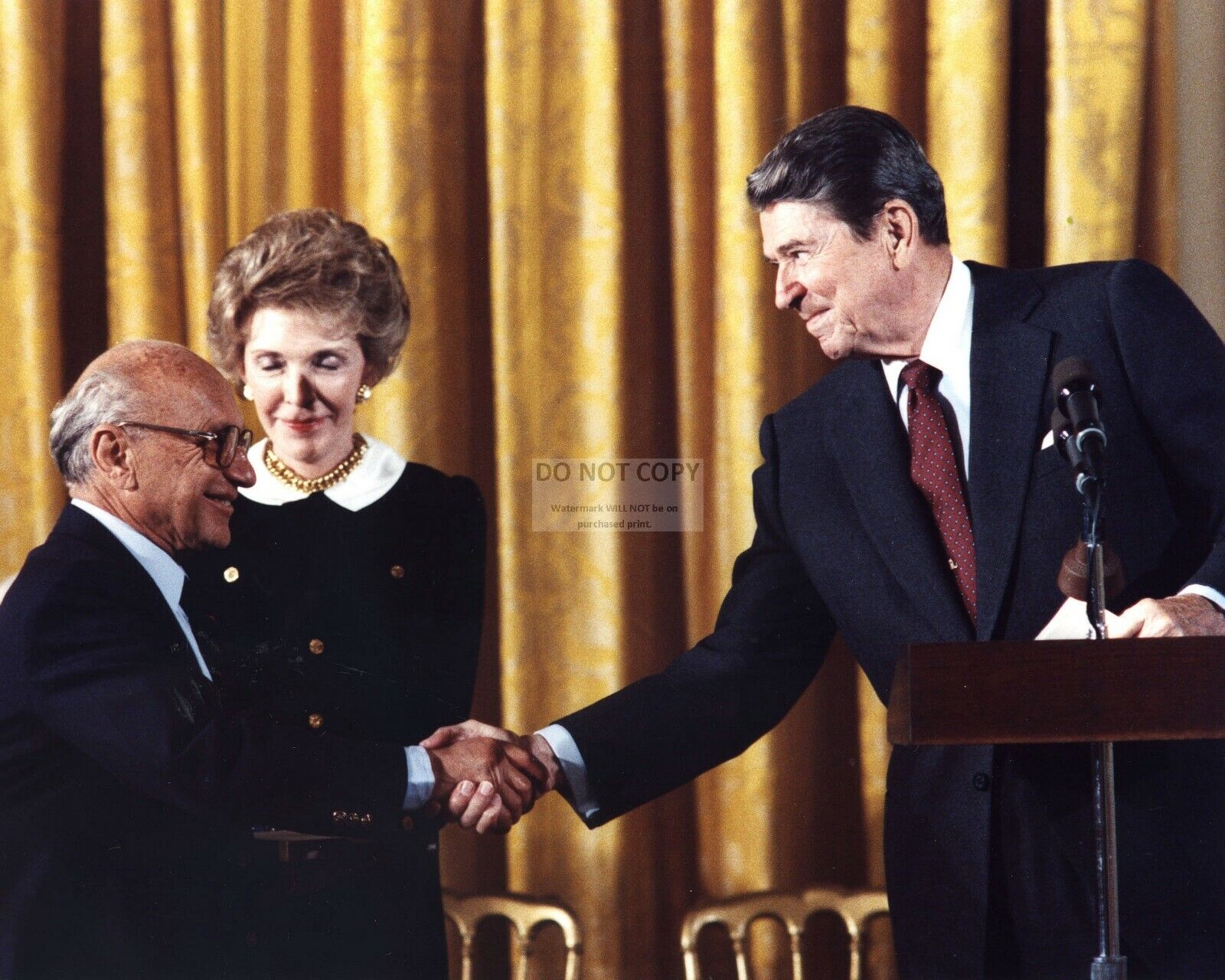 MILTON FRIEDMAN GETS PRESIDENTIAL MEDAL FROM RONALD REAGAN - 8X10 PHOTO (AA-003)