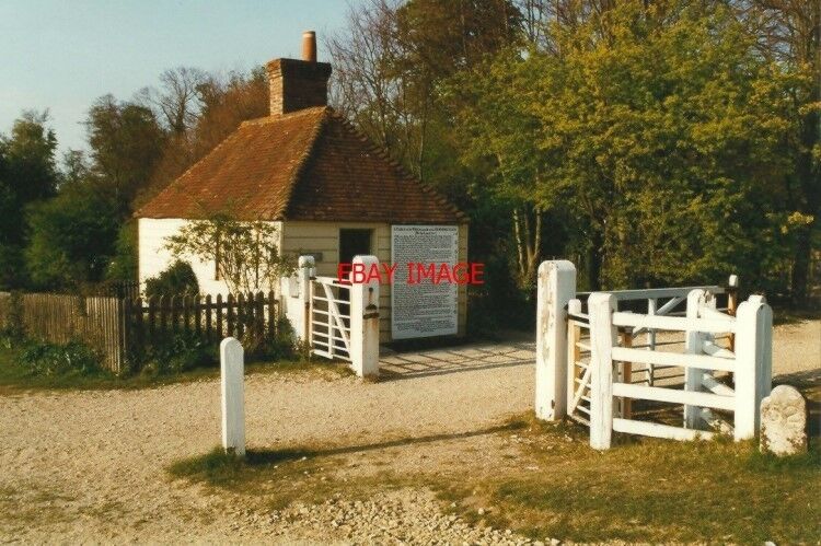 PHOTO  1997 SINGLETON SUSSEX UPPER BEEDING TOLL HOUSE NOW STANDING AT THE ENTRAN