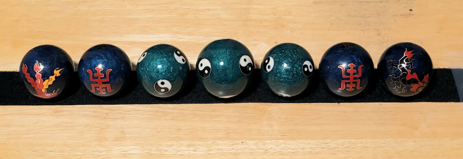 BOADING BALLS Yin Yang design Chinese Health Therapy Exercise. 7 total balls