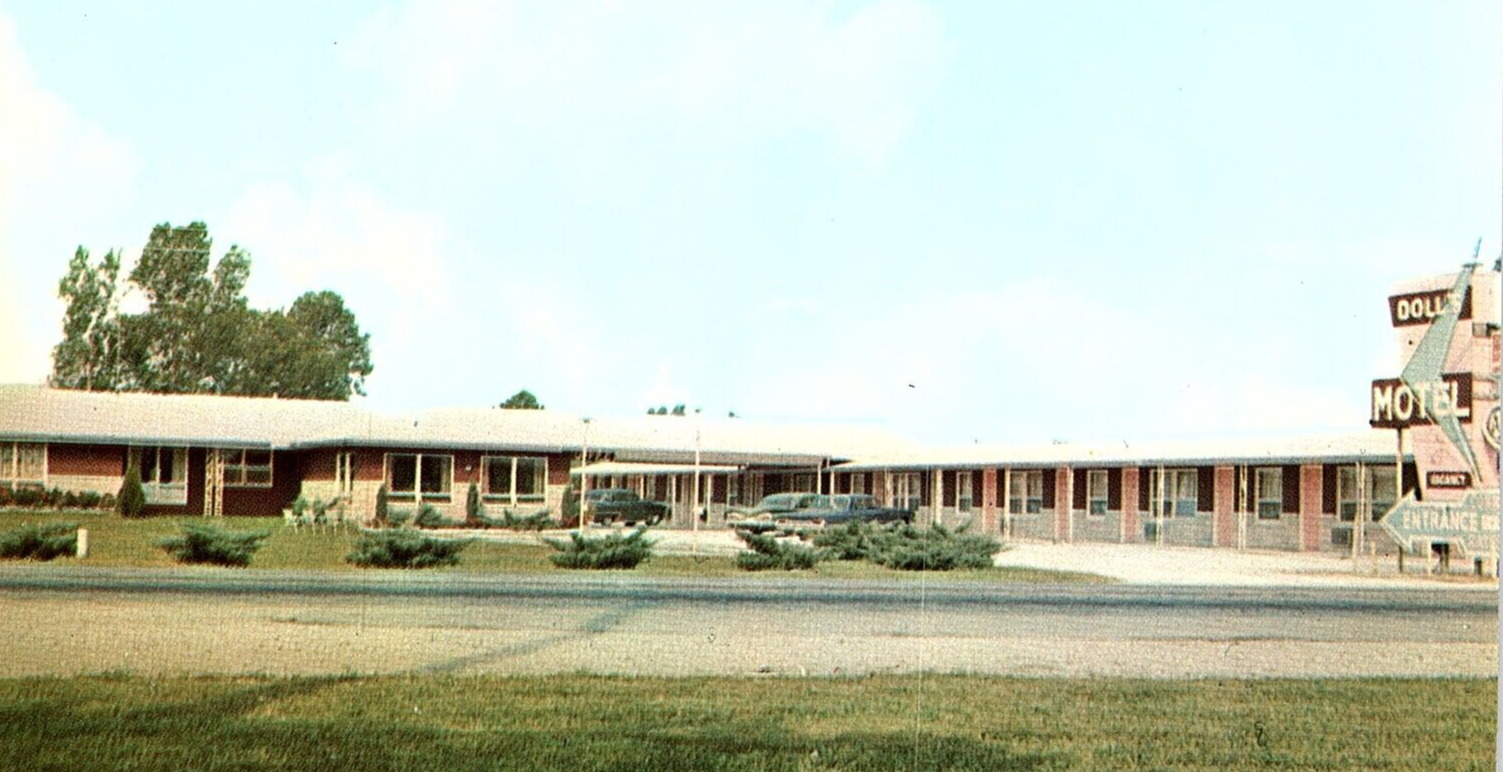1960s VINCENNES INDIANA DOLL\'S MOTEL HWY 41 OLD CARS CHROME POSTCARD P1104