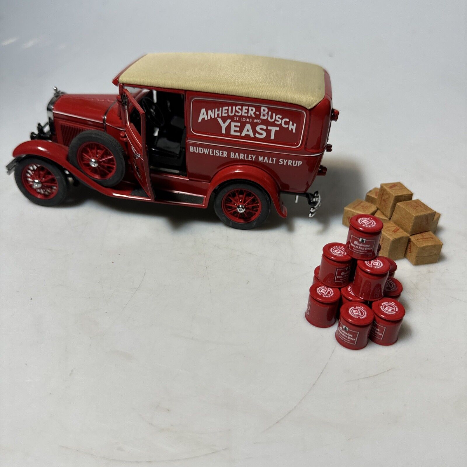 Danbury Mint 1931 BUDWEISER Delivery Yeast Truck , Boxes & barrels 1:24 Scale