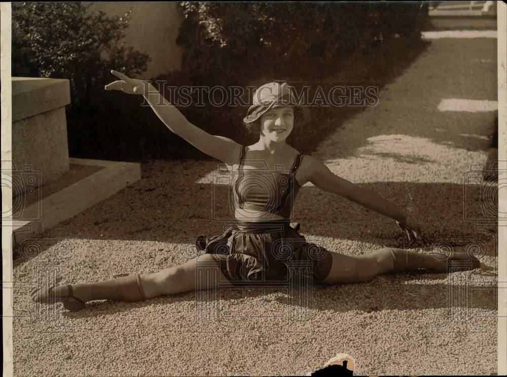 1922 Press Photo Louise Helo does a split during charity dance show - kfx11915