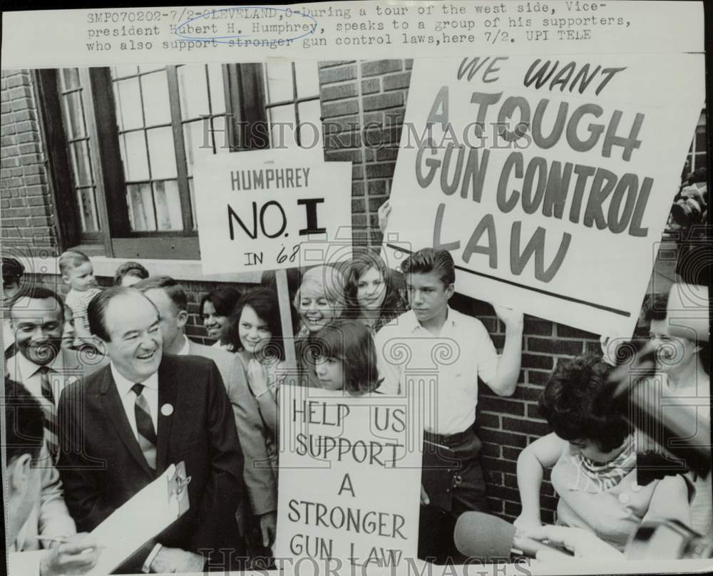1968 Press Photo Vice Pres. Humphrey speaks to supporters on gun control, IL