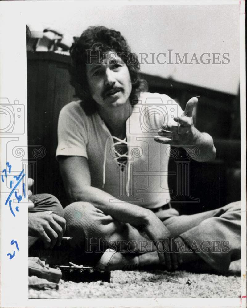 1972 Press Photo PAR Counselor Joe Costa speaks during group discussion