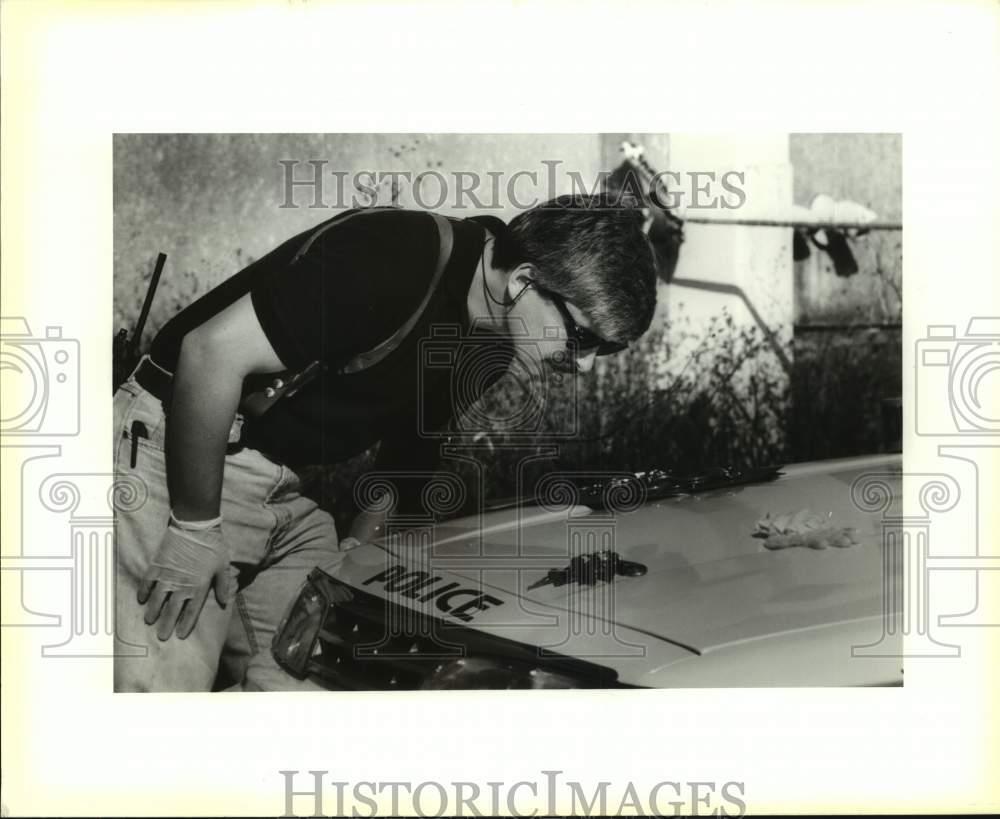 1995 Press Photo FBI agent is looking at evidence- Loomis Armored truck Robbery