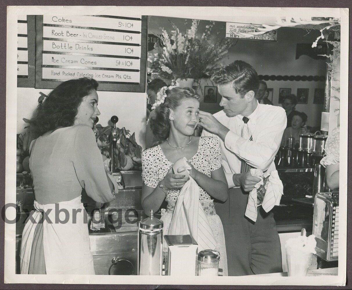 Elizabeth Taylor, Jane Powell PAUL'S MALT SHOP Sunset Blvd 1947 Candid Photo