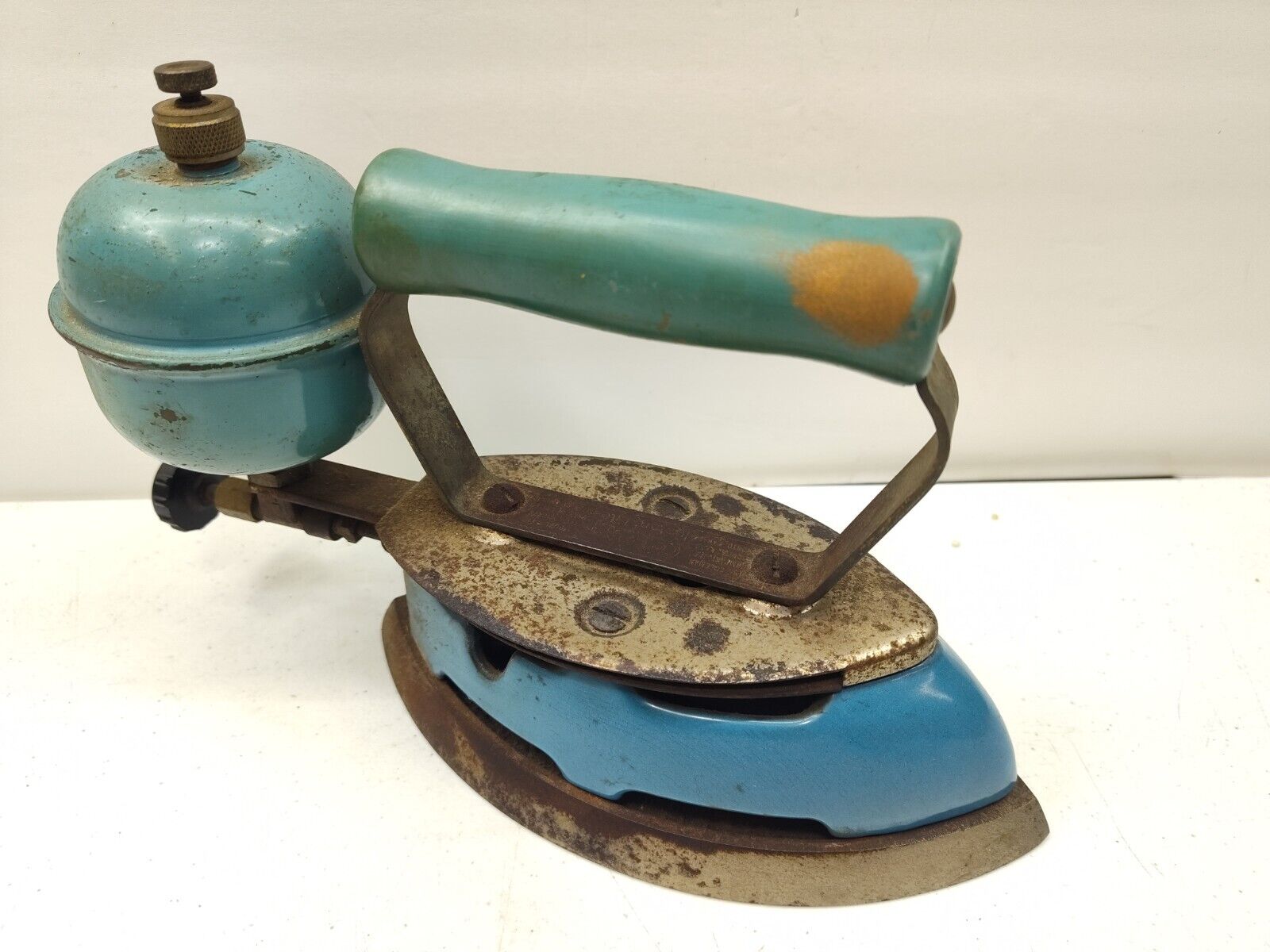 Antique Vintage COLEMAN GAS Instant Light 4A Blue Gas Iron USA