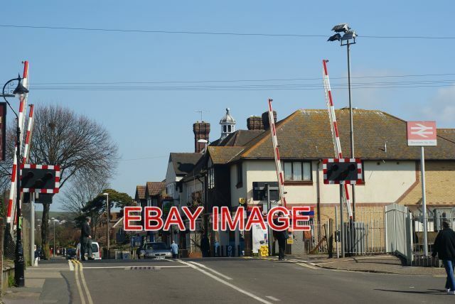 PHOTO  LEVEL CROSSING AT SHOREHAM-BY-SEA SUSSEX BRUNSWICK ROAD NEAR THE RAILWAY