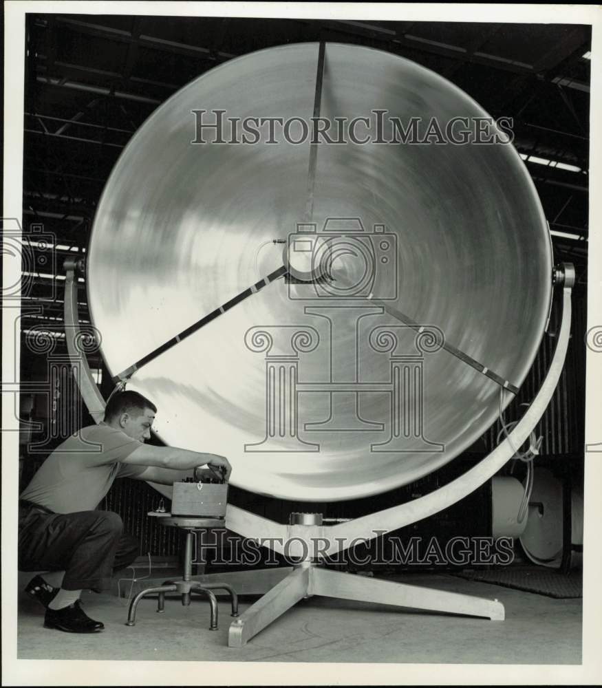 1961 Press Photo R.D. Wilson checks the thermoelectric generator in Pittsburgh