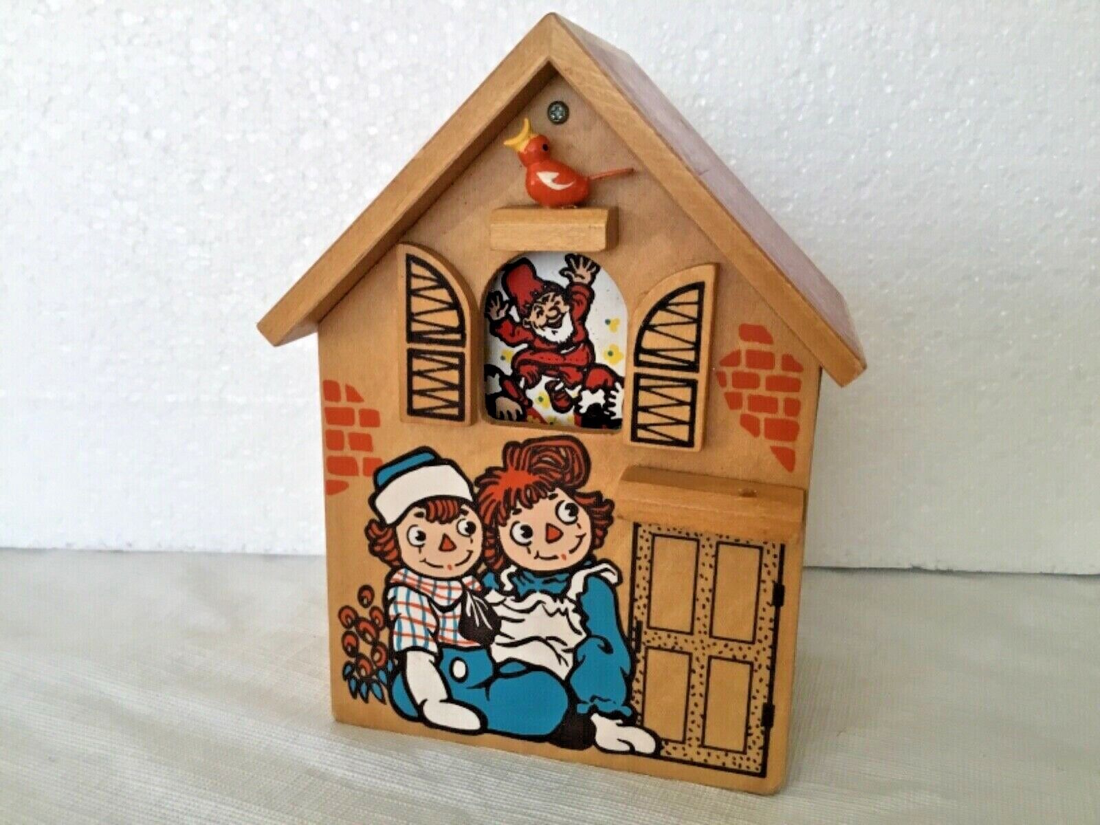 VINTAGE RAGGEDY ANN & ANDY WOODEN MUSIC BOX W/CHANGING PICTURE WINDOW