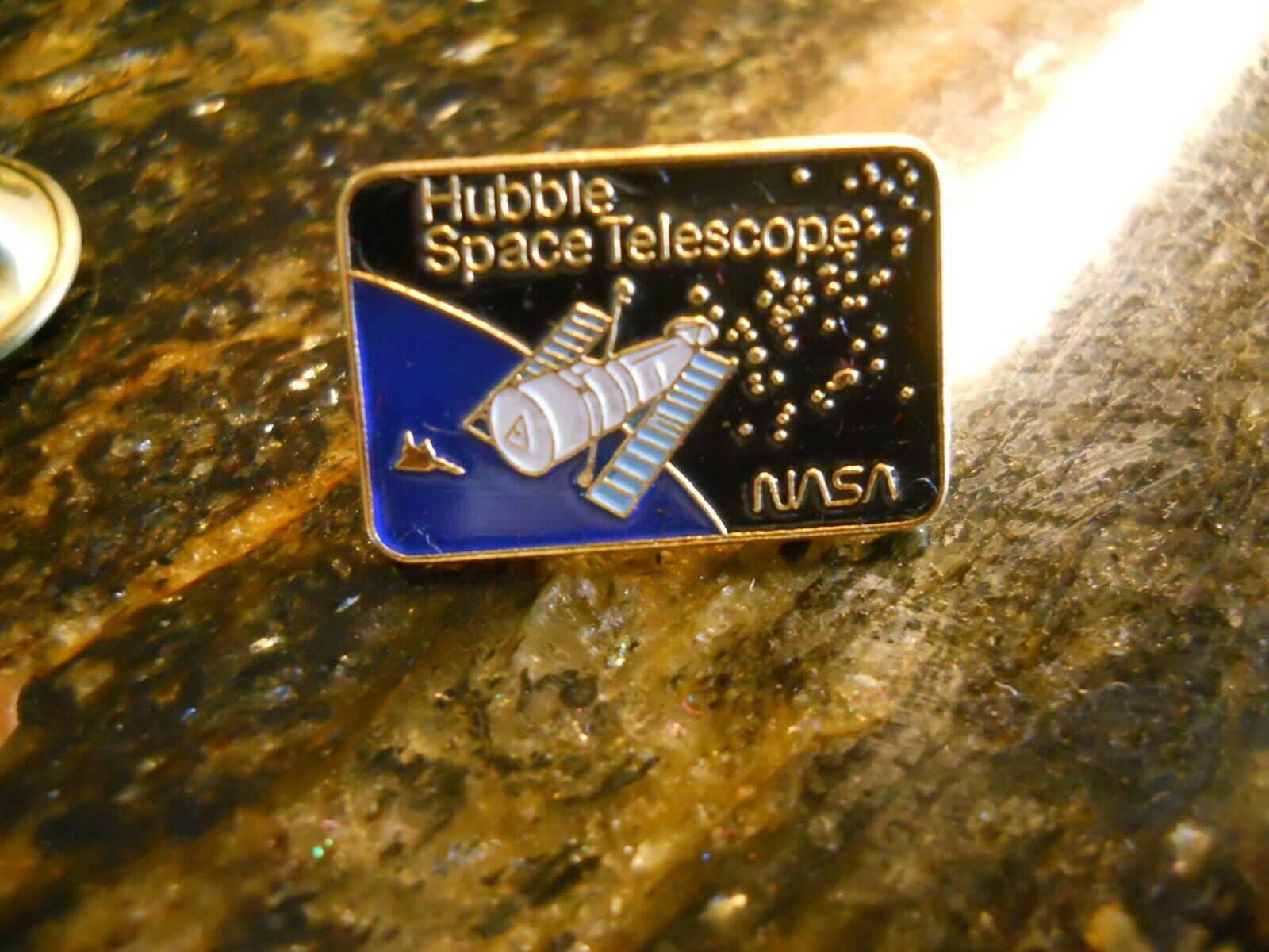 NASA HUBBLE SPACE TELESCOPE PIN (NEW ON CARD)