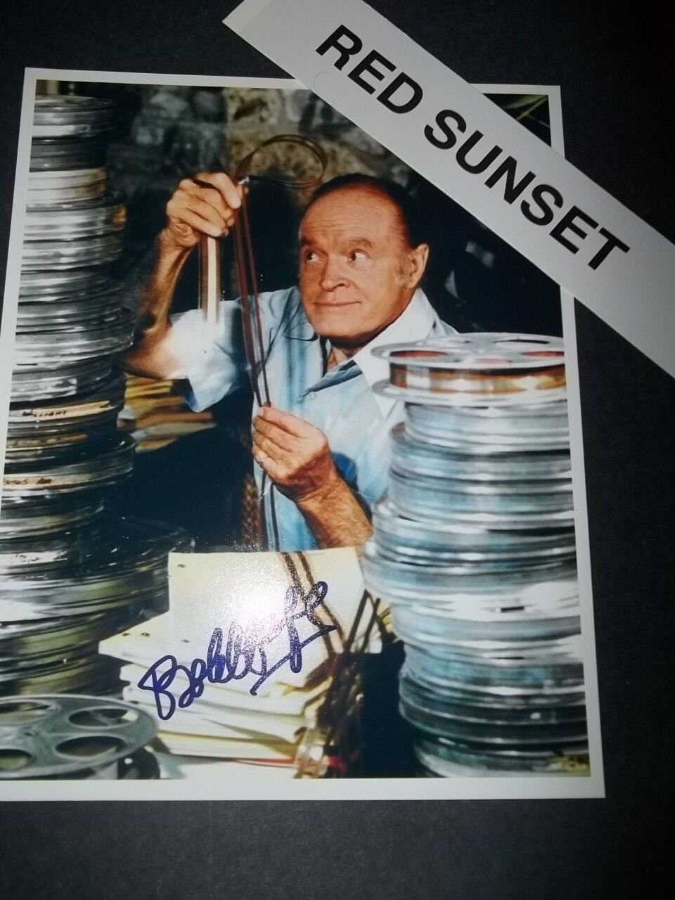  BOB HOPE VINATGE  SIGNED 8 x 0 PICTURE IN  COLOR WITH COA