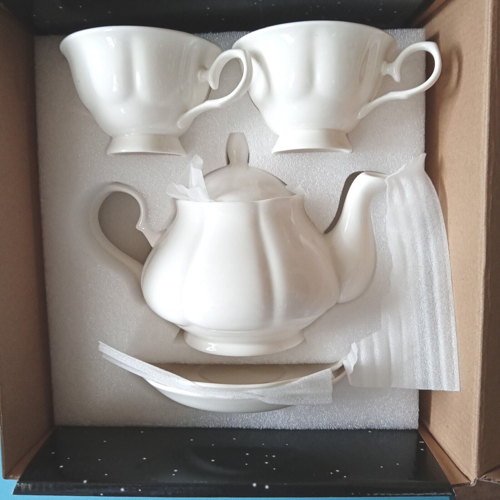 VIP Bingo Blitz Holiday Gift  Tea Coffee Set  New in Collectors Box Ivory White