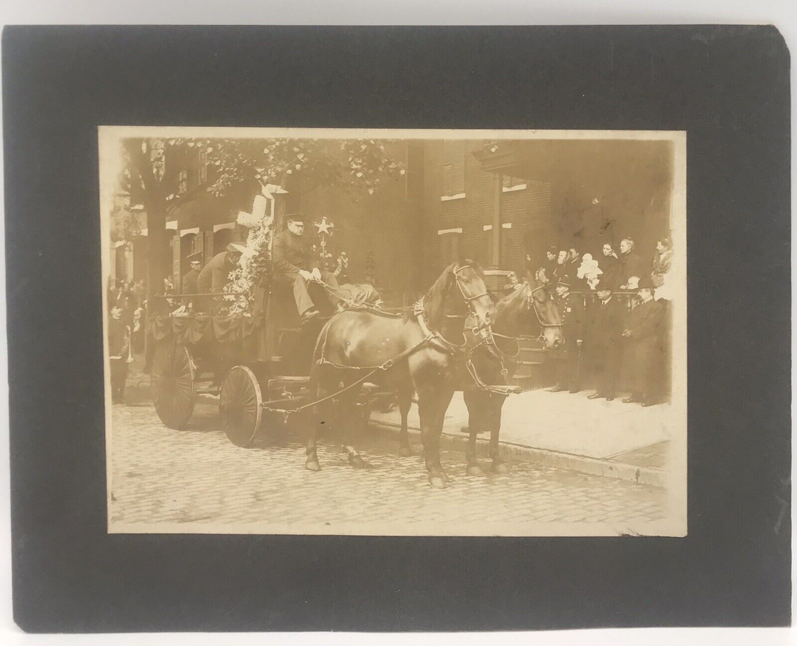 VERY UNIQUE PHOTOGRAPH OF VINTAGE POLICEMAN FUNERAL WITH HORSE CARRIAGE.