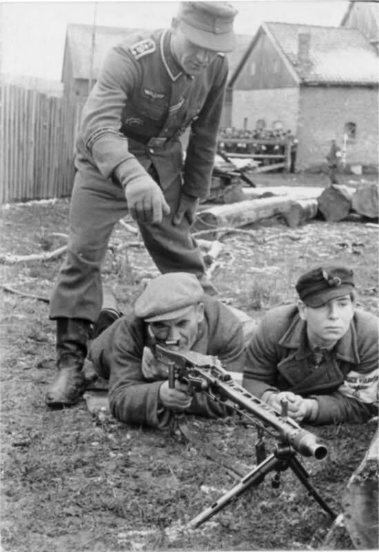 WWII B&W Photo German Soldier Grossdeutschland & Volkssturm MG42 WW2 / 2310