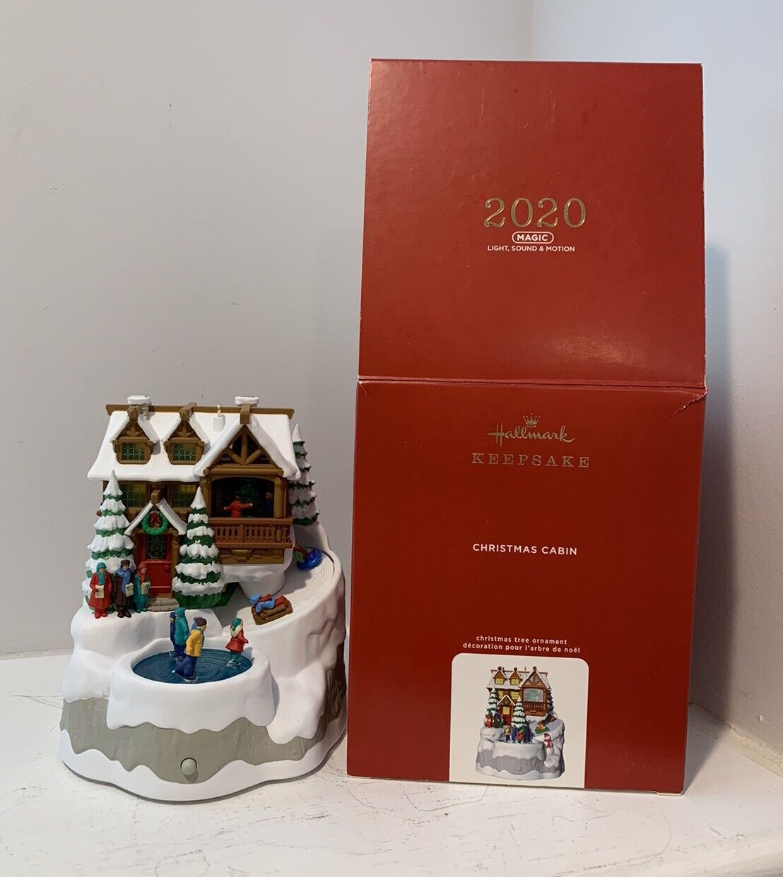 2020 Hallmark CHRISTMAS CABIN MUSICAL Ornament WITH LIGHT Batteries Included