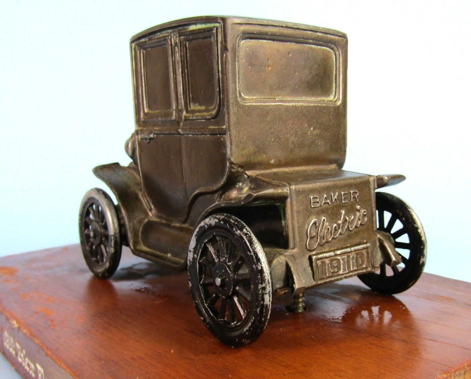 1910 BAKER ELECTRIC CAR VINTAGE METAL DESK MODEL ON WOOD BASE EARLY EV REPLICA