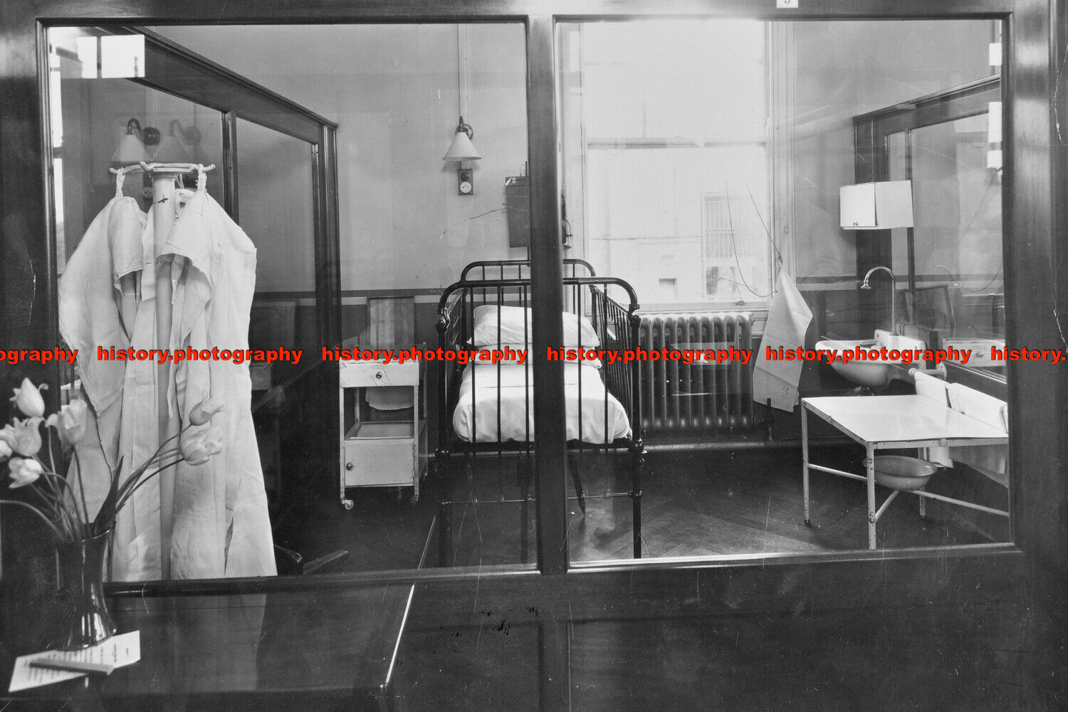 F001652 An isolation chamber. Brook General Hospital. London. 1935
