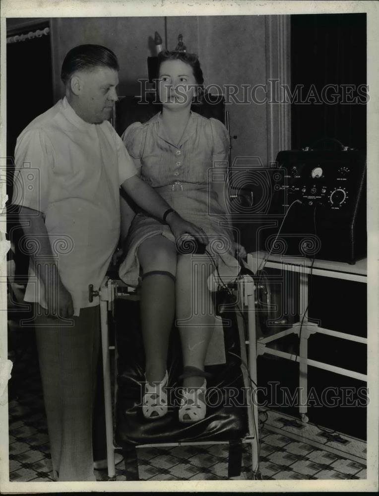 1938 Press Photo Dr. Charles Wood Demonstrating Paralysis Treatment Machine