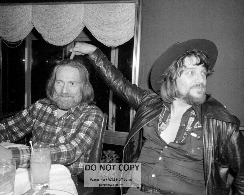 WILLIE NELSON AND WAYLON JENNINGS IN 1978 - 8X10 PUBLICITY PHOTO (WW120)