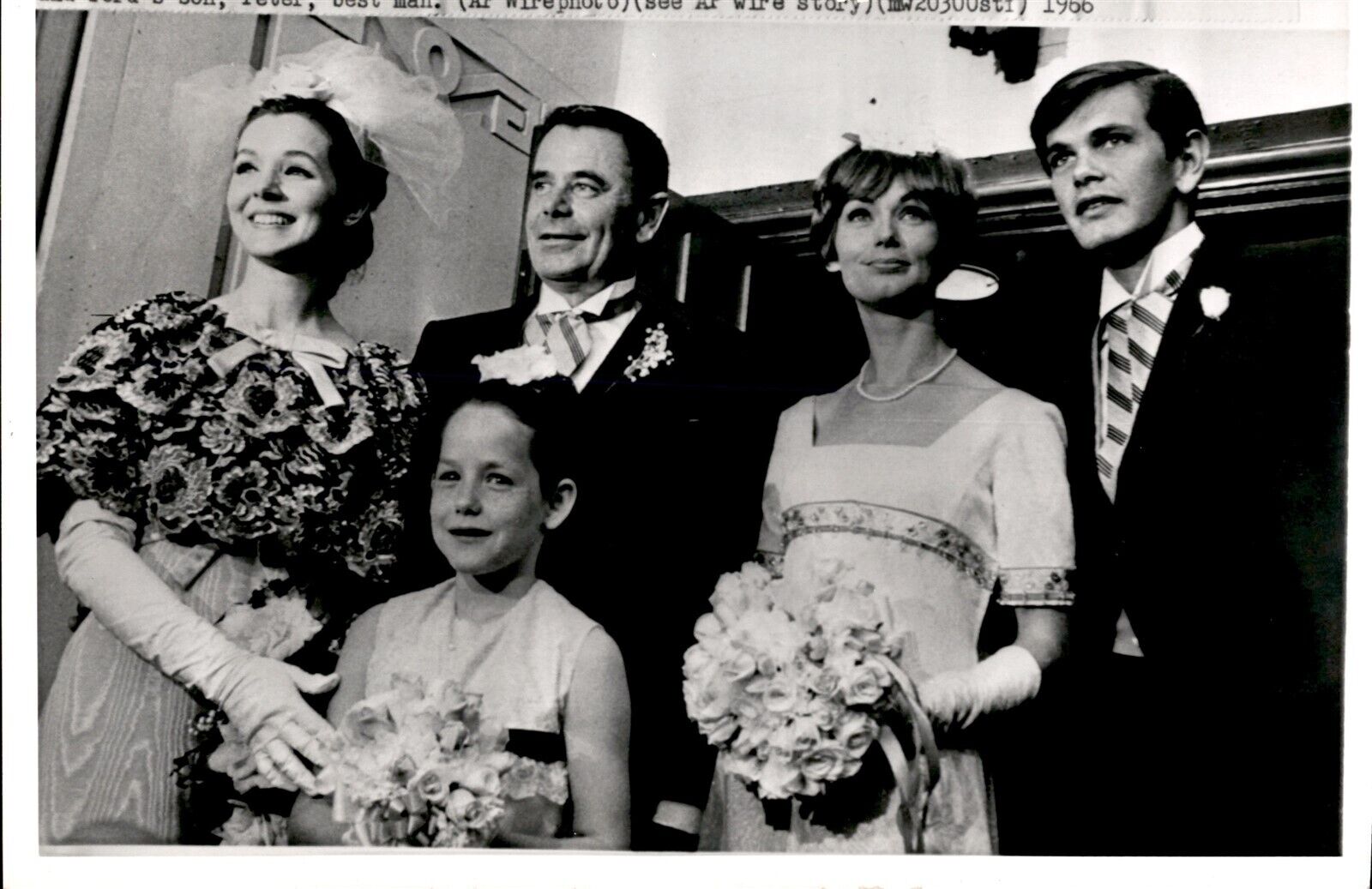LG44 1966 AP Wire Photo GLENN FORD & BRIDE KATHY HAYS WEDDING FAMILY PORTRAIT