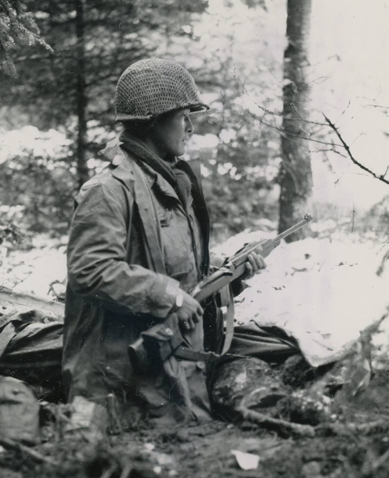 WWII Photo US Soldier M1 Carbine In Action  WW2 World War Two US Army  / 1011