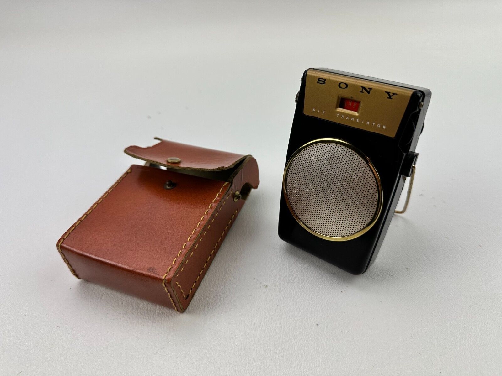 Sony TR-610 Stylish Six Transistor Vintage Pocket Radio W/ Case Tested & Working