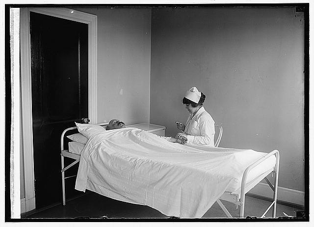 Photo:Surgery,Nurse,Patient,Healthcare,Hospital Bed,United States,1922