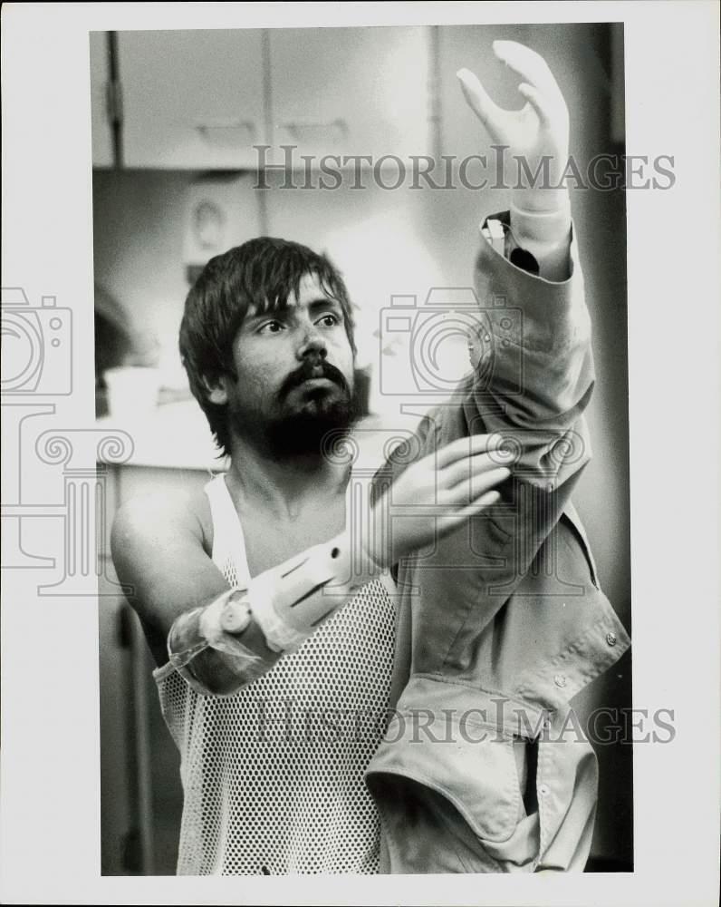 1988 Press Photo Mohammad Shariff practices dressing with prosthetics, Bethesda