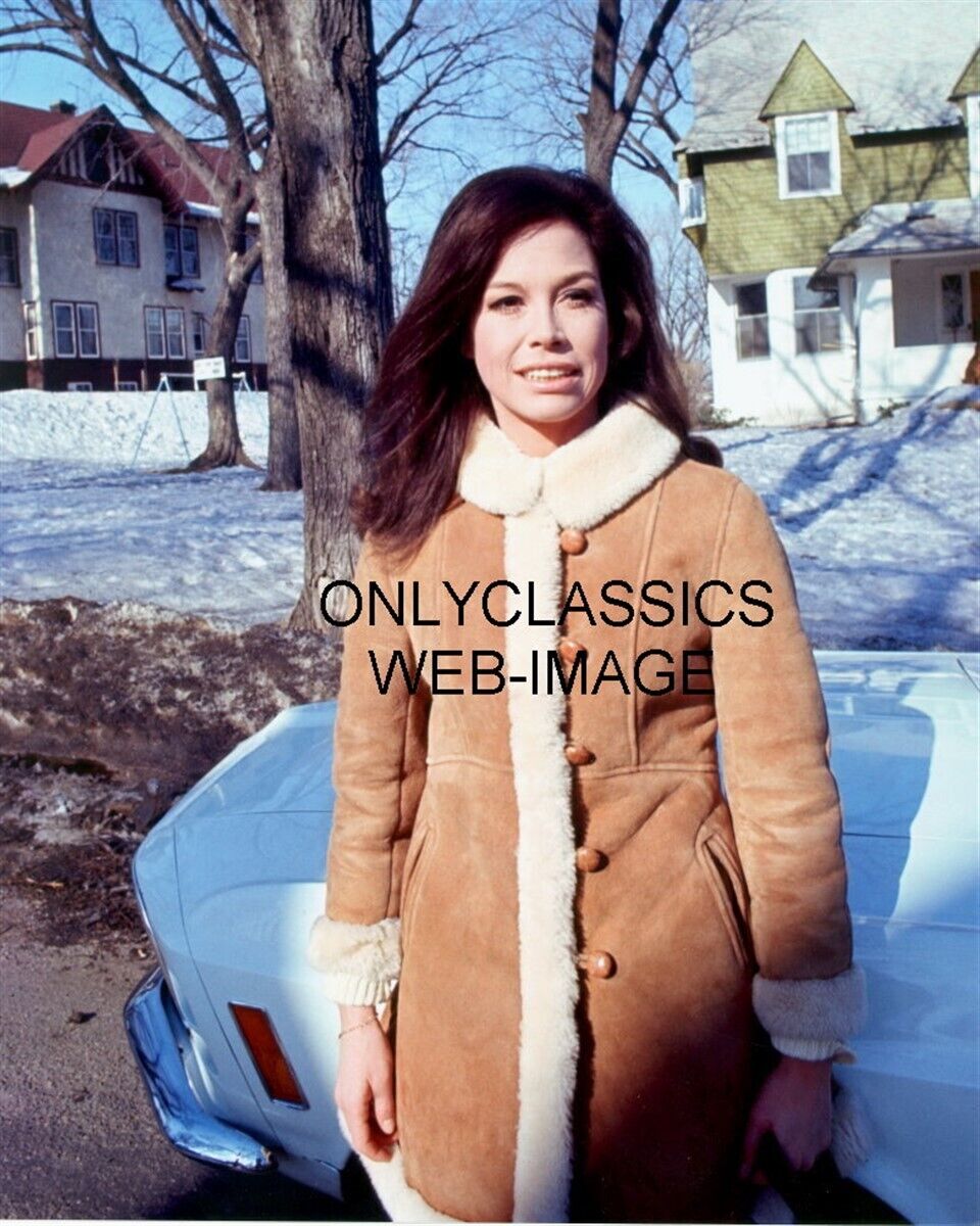 1970 MARY TYLER MOORE FORD MUSTANG FILMING SHOW IN MINNEAPOLIS MN CANDID PHOTO