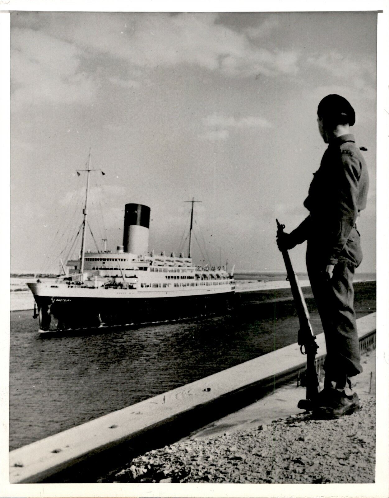 GA152 1953 Orig United Press Photo TENSION IN EGYPT British Soldier Suez Canal