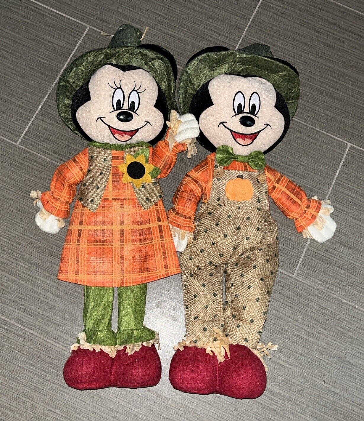 Disney Mickey & Minnie Mouse Harvest Greeters 24\