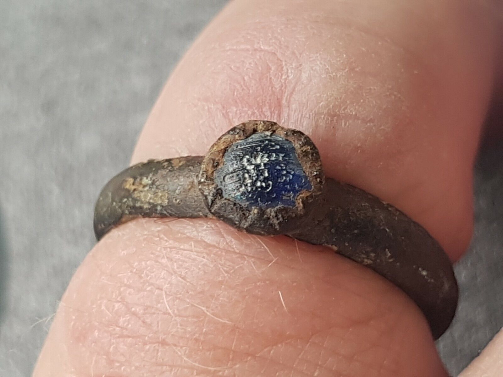 Stunning very rare intact Medieval copper ring. A must read description. L56t