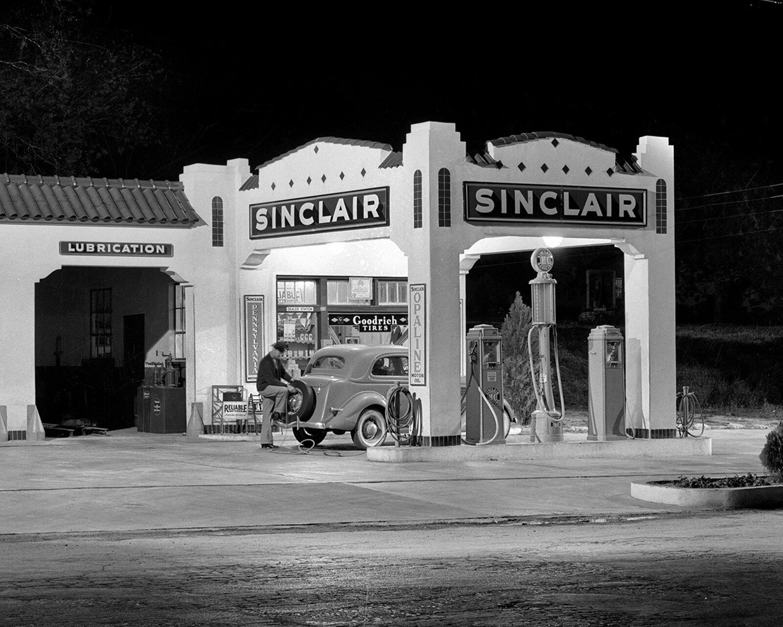 1939 Texas SINCLAIR GAS STATION at Night PHOTO (171-E)
