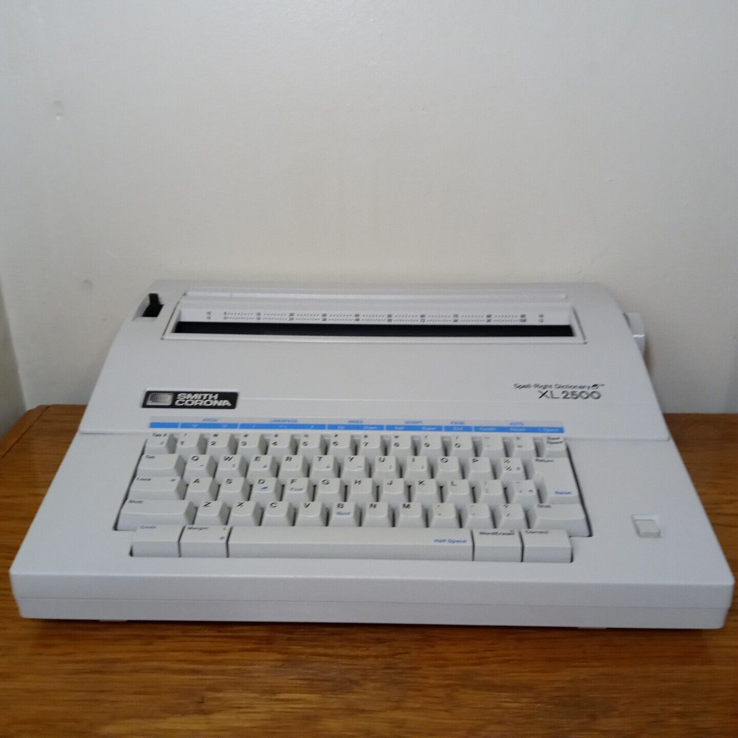 Smith Corona Spell-Right Dictionary XL2500 Electric Typewriter With Cover
