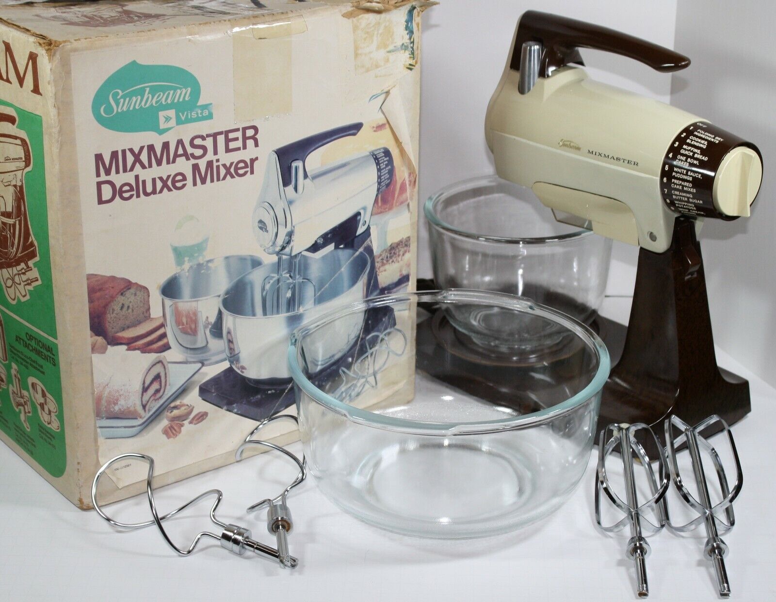 Sunbeam Vista Deluxe Mixmaster 12 Speed Hand / Stand Mixer w Light 2 Bowls READ