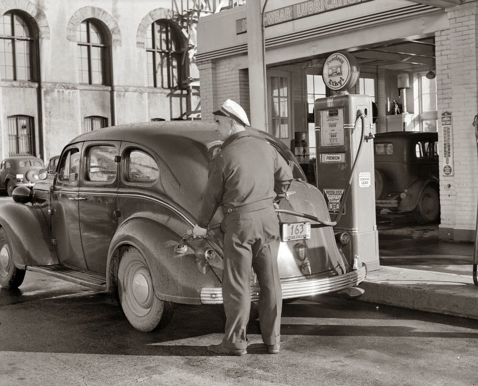 1937 DESOTO Touring Sedan at GAS STATION Photo  (216-D)