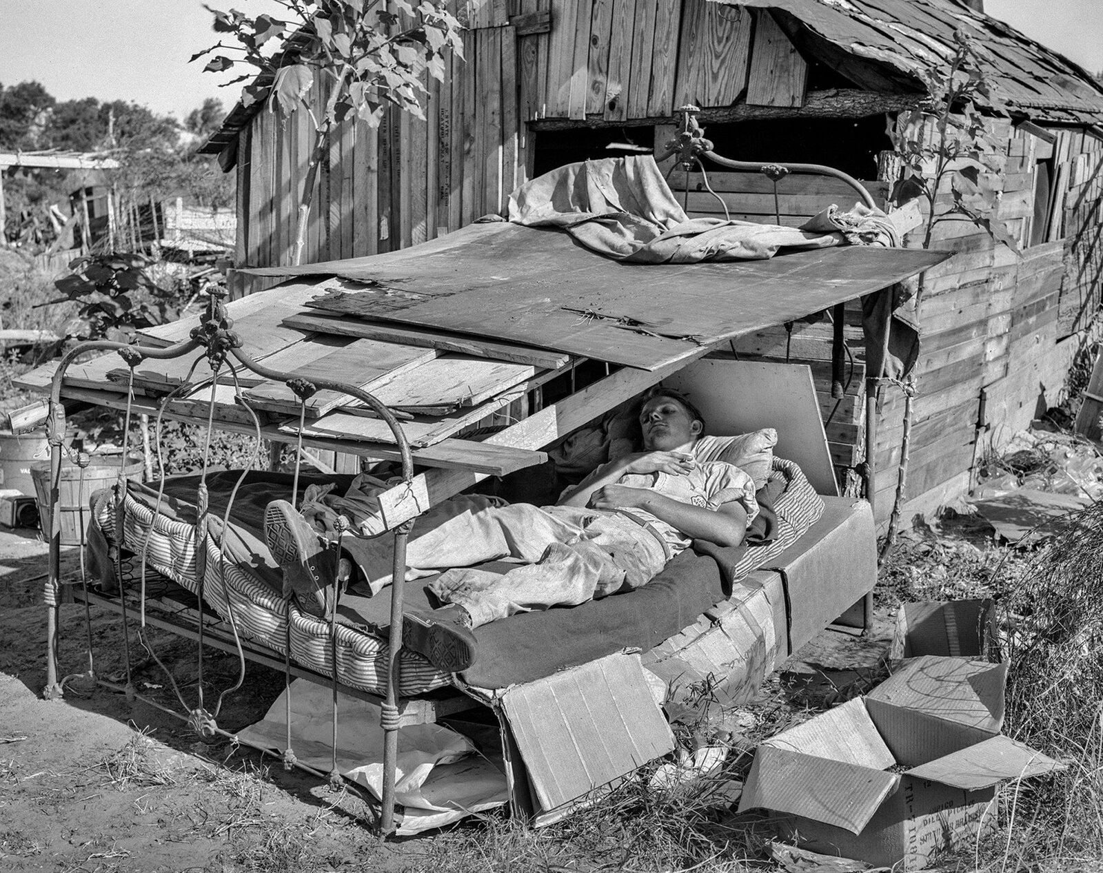 1939 DEPRESSION ERA SHELTER PHOTO  (173-f)