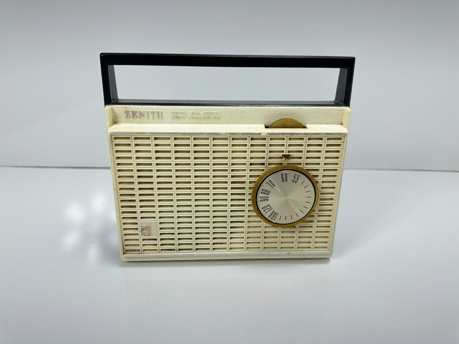 Vtg '60s Zenith Royal 8 Transistor Radio 640 White Black Portable AS/IS